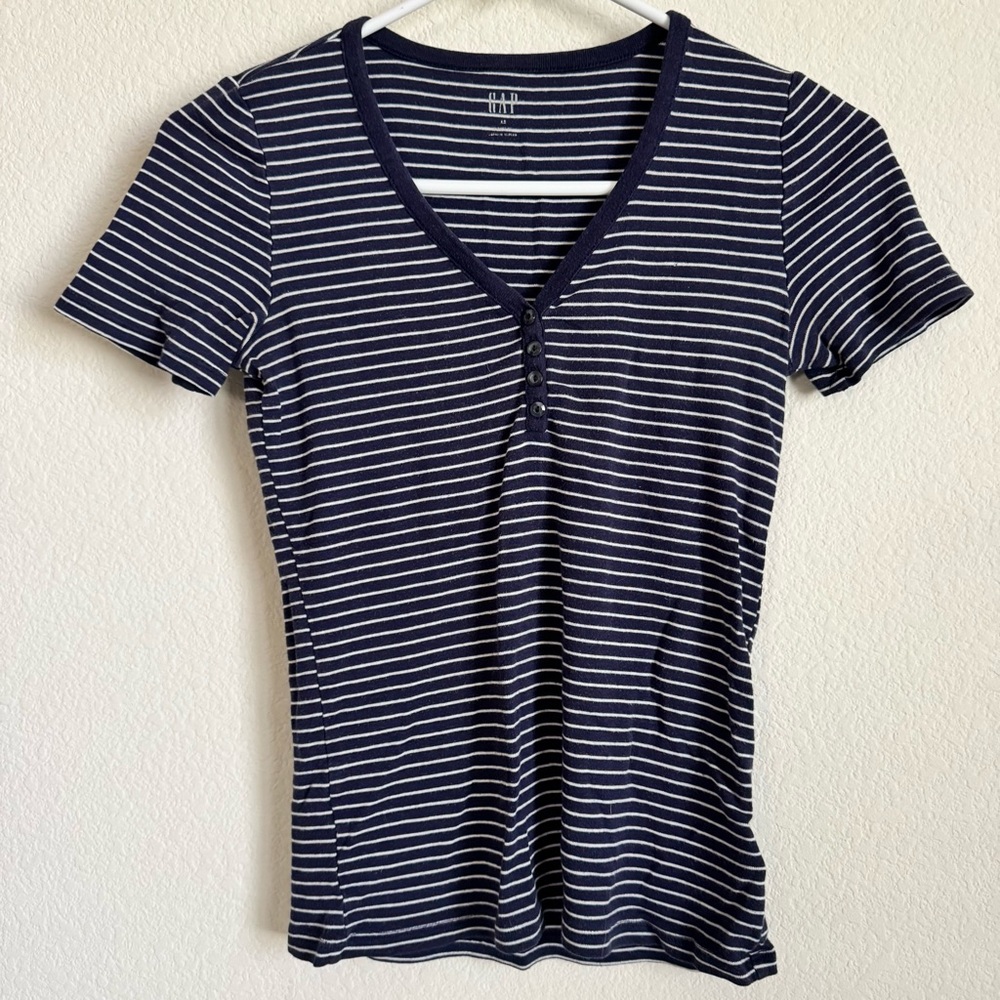 Navy blue and white stripped gap tee